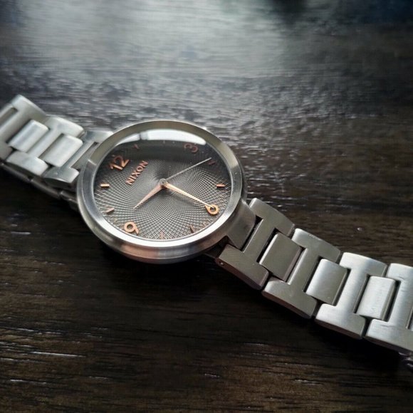 [SOLD] Elegant Silver Gold 40mm Nixon Chameleon Watch 'COLD BLOODED' New Battery - Picture 6 of 7